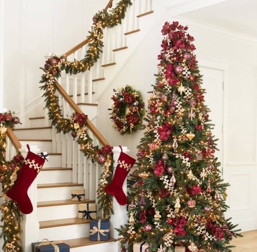 Christmas Decorating Ideas for the Staircase
