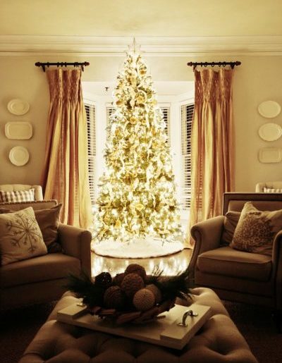 How to Decorate with White vs Multicolored Christmas Lights