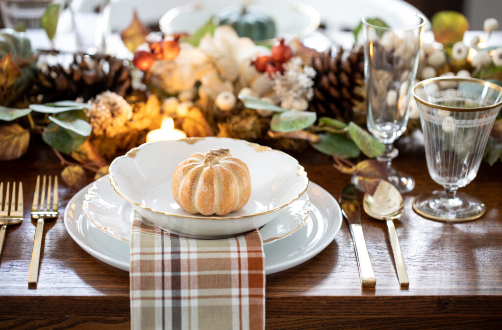 Thanksgiving Table Decor for an Intimate and Cozy Celebration
