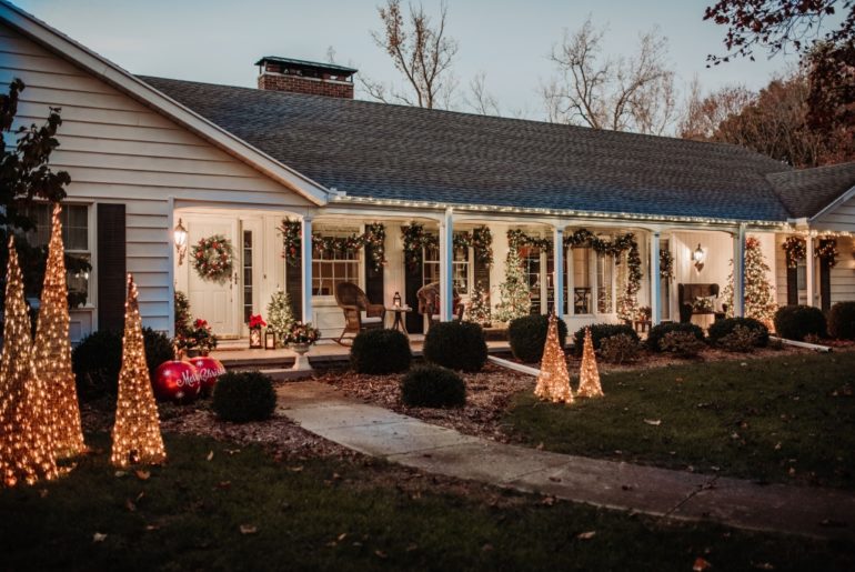 Outdoor Christmas Décor Ideas to Spruce Up Your Porch, Yard, and Patio
