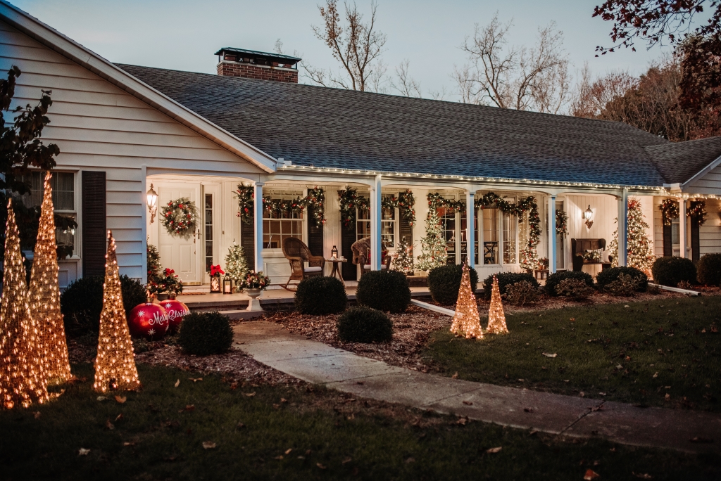 Outdoor Christmas Décor Ideas For The Porch Yard And Patio Balsam Hill - Christmas Outdoor Home Decorations